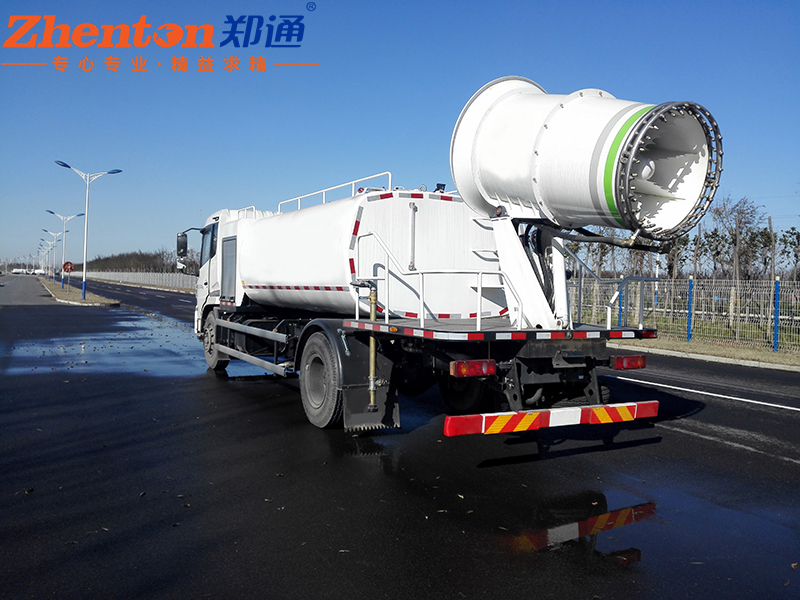 河南某汽車集團(tuán)使用我司車載霧炮機(jī)進(jìn)行道路抑塵工作1.jpg