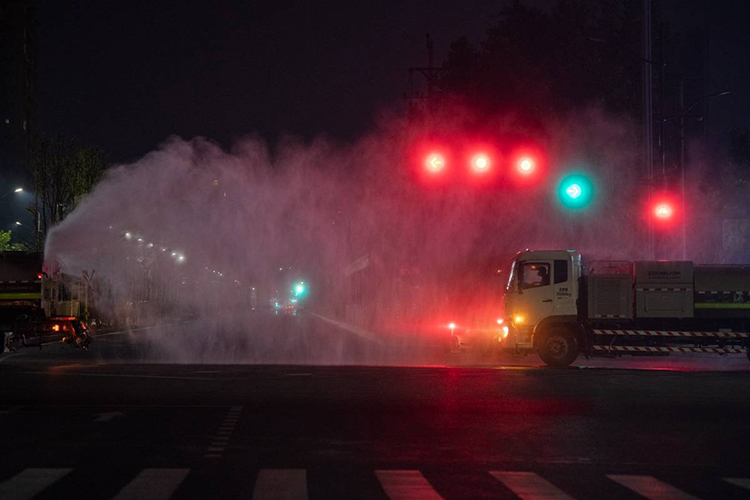 鄭州進行全市集中防疫消殺，霧炮車同時作業(yè)