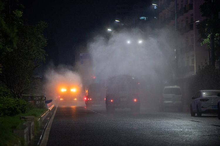 鄭州進行全市集中防疫消殺，霧炮車同時作業(yè)