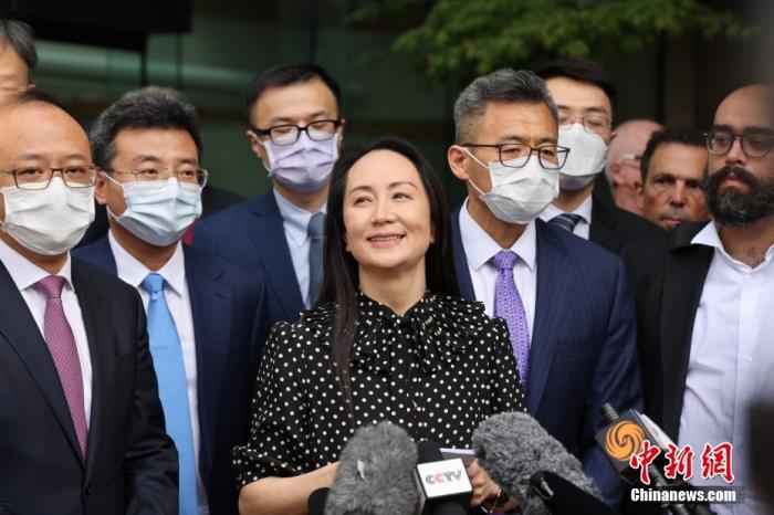圖為孟晚舟當(dāng)日在位于加拿大溫哥華的不列顛哥倫比亞省高等法院門前向媒體發(fā)表聲明。 中新社記者 余瑞冬 攝.jpg