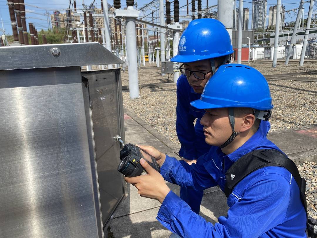 高溫天氣霧炮機(jī)為變壓器沖涼降溫